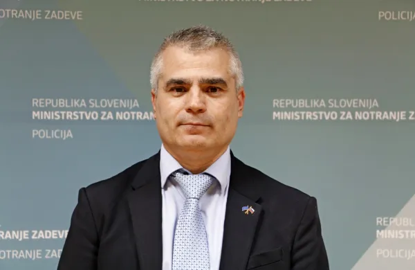 Po pojasnilih notranjega ministrstva v. d. generalnega direktorja 
policije Senad Jušić izpolnjuje kriterij osmih let izkušenj na 
vodstvenih delovnih mestih.