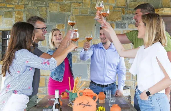 Obiski vinarjev s pokušino vin in lokalnih dobrot vlečejo v Brda, 
kjer ob začetku nove turistične sezone pripravljajo tudi vrsto 
prireditev. 
