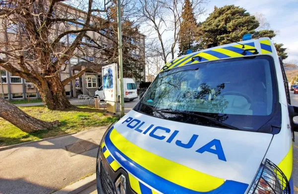 Novogoriški  policisti  so  v  soboto na  sodišče   pripeljali  40-letnega  
osumljenca,  za katerega je  preiskovalni sodnik  po zaslišanju  
odredil  pripor  zaradi  nevarnosti vplivanja na priče. 