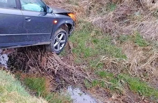 Policisti  so  minulo sredo,  1. marca, med Prvačino in Dornberkom  
obravnavali  prometno  nesrečo,  v kateri  je 37-letna voznica 
osebnega avtomobila zapeljala z vozišča v bližnji obcestni jarek. 