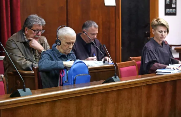 Razplet  ponovljenega  sojenja  Igorju Bavčarju  (prvi z  leve,  v  drugi  
vrsti)  in  Miroslavu  Golubiću  (drugi  z leve,  spredaj)  bo  znano  v  
sredo. 