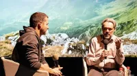 Transverzalo, potopisni roman in vodnik je Jakob J. Kenda (desno) 
predstavil na  Potohodcih v Kulturnem domu Nova Gorica.