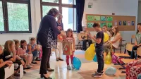 Otroci v OŠ Podbrdo se še posebej prijetno in slovesno počutijo ob 
prvem šolskem dnevu.