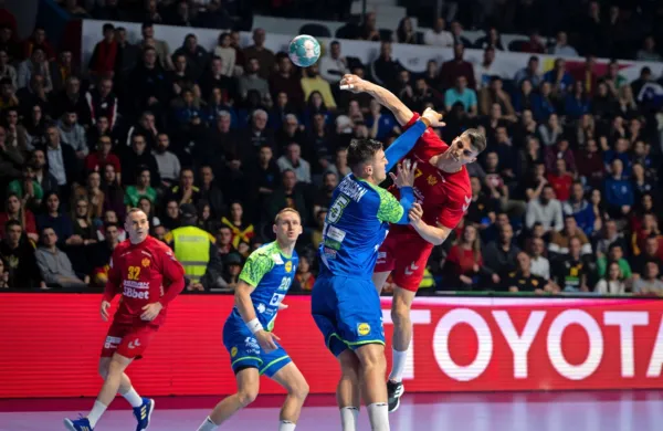 Slovenski rokometaši (v modrih dresih) so v Podgorici ustavili 
Črnogorce. Bodo jutri v Kopru ponovili vajo?