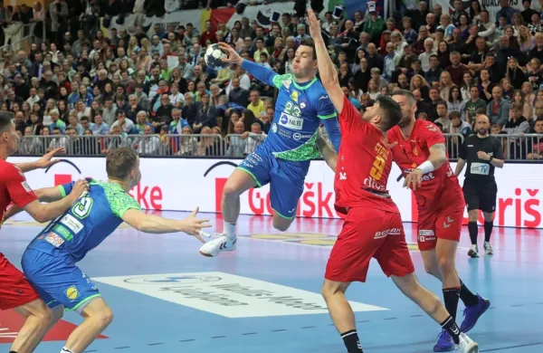 Slovenski rokometa&scaron;i v Bonifiki ugnali Črnogorce (foto)