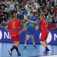 Slovenski rokometa&scaron;i v Bonifiki ugnali Črnogorce (foto)