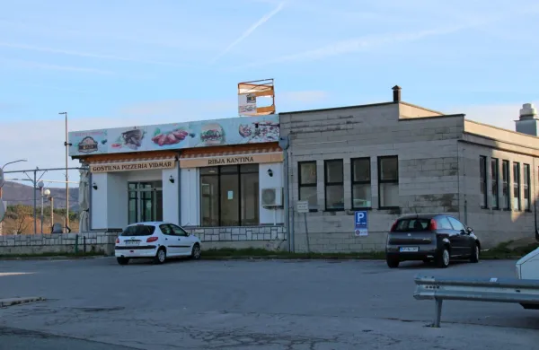Občina želi z nakupom  omogočiti bolj celovito izvedbo prenove 
Mestnega trga na Kozini.