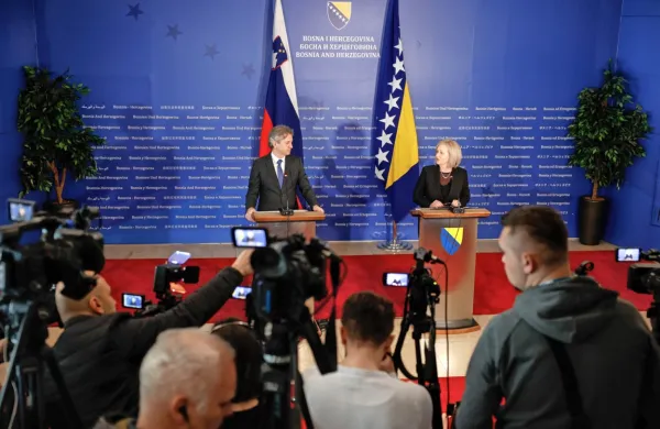 Slovenski premier Robert Golob je predsedujoči svetu ministrov 
BiH Borjani Krišto obljubil finančno in strokovno pomoč BiH na 
njeni evropski poti.