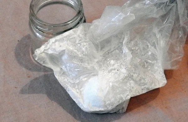 Pri osumljencih so zasegli več različnih vrst drog, med drugim   
manjši  kozarec  z belo grudasto snovjo.