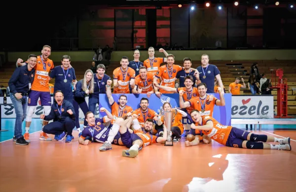 ACH Volley je osvojil 14. pokal. Veselil se ga je tudi Kanalec Jani 
Kovačič (13, leži levo).