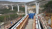 Železniški viadukt že “cilja” med četrti in peti steber zdaj že 
znamenitega avtocestnega viadukta.