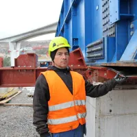 Težka konstrukcija drsi po vsega tri centimetre  debelih ploščah 
teflona.