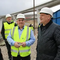 Projektant avtocestnega in železniškega viadukta Marjan Pipenbaher (desno) in direktor družbe 2TDK Pavle Hevka (drugi z 
desne) sta bila danes nasmejana in zadovoljna.