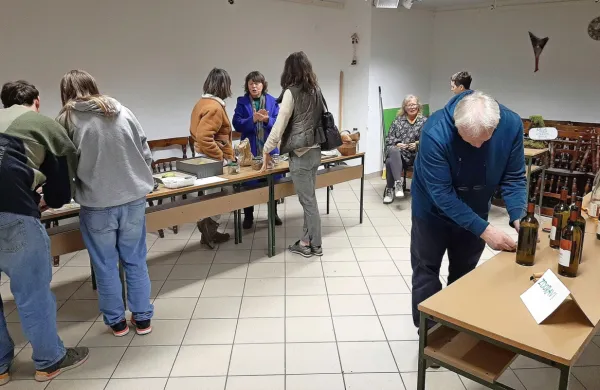Semena, rastline, domače izdelke, a tudi znanje, izkušnje in recepte so si podajali udeleženci sejma 
Podaj naprej.