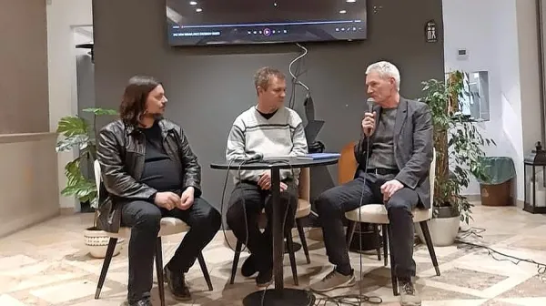 Film in knjigo so predstavili (z leve): režiser Jože Glažar, scenarist, 
pesnik in pisatelj Štefan Kardoš in urednik ter literarni zgodovinar 
Franci Just. 