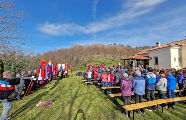 Nedeljsko druženje so na Erzelju po pohodu nadaljevali s spominsko slovesnostjo.