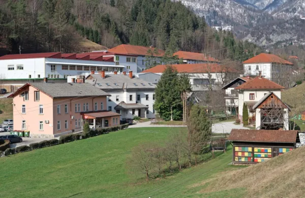 Podjetniki, ki so kupili zgornji niz Etinih stavb, ostro nasprotujejo 
ureditvi zdravstvene postaje (zadnja stavba desno) na območju, 
čeprav so že sedaj obkroženi s številnimi stanovanjskimi hišami. 