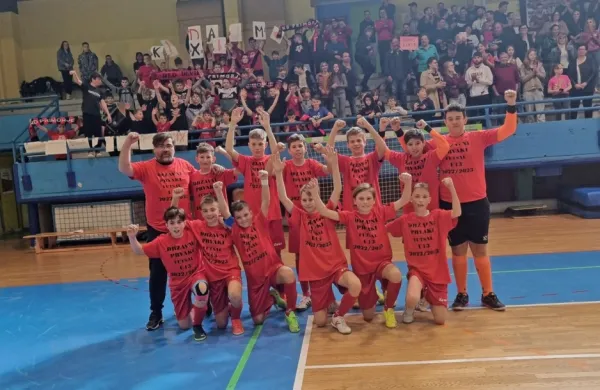 Dečki ajdovskega Kixa so doma postali prvaki pred polnimi 
tribunami.