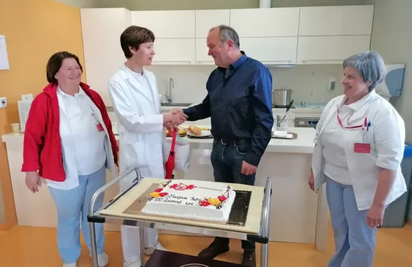 Marjan Paljk je  bil vesel čestitk, daril in torte v transfuzijskem centru, kot je povedal, pa za      stoto darovanje 
krvi   ni pričakoval nobene pozornosti.     