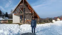 Katarina Kenda pred trajnostno namestitveno Hiško na Griču, ki jo gostje ocenjujejo s čisto desetko.