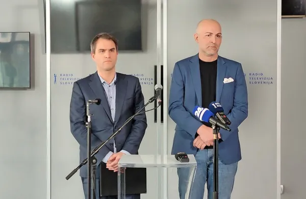 V. d. generalnega direktorja RTV Slovenija Andrej Grah Whatmough je dejal, da ne bo odstopil s položaja, k čemur so ga pozvali 
svet delavcev in nekateri novinarski sindikati.