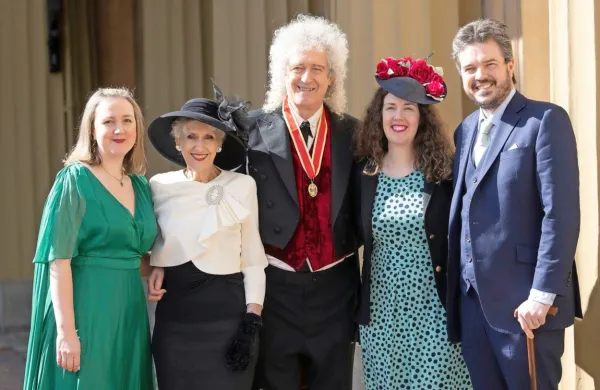 Briana Maya so na ceremonijo pospremili žena in trije otroci.