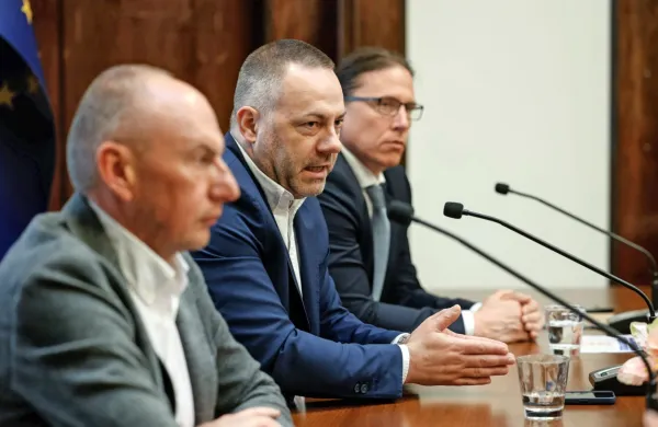  Ugotovitve, ki jih je danes predstavil Aleš Šabeder, kažejo na več 
kritičnih neskladij ter  lahko imajo pomembne posledice na 
poslovanje in tudi na ugled UKC.