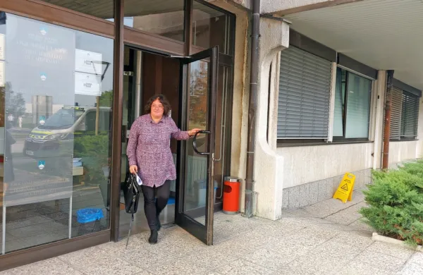 Barbara  Filipčič  je  v  svojem  zagovoru  povedala,  da  jo je  tisti večer  
partner  davil  in tresel,  v  strahu za svoje  življenje  se  je  poskušala  
pred  njim  ubraniti,  zato  je s  pulta  vzela  nož.