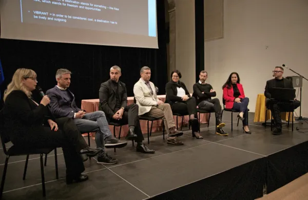 Na turističnem forumu so sodelovali (z leve):  Mateja Hrvatin 
Kozlovič, Janez Jager, Aleksander Valentin, Denis Ivošević, Dubravka Kalin, hotelir Aleš Piščanc, Tina Šegota in moderator Miha 
Bratec.