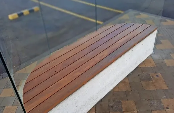 Na  betonske klopi na novi koprski avtobusni postaji so  vendarle 
namestili lesene obloge.