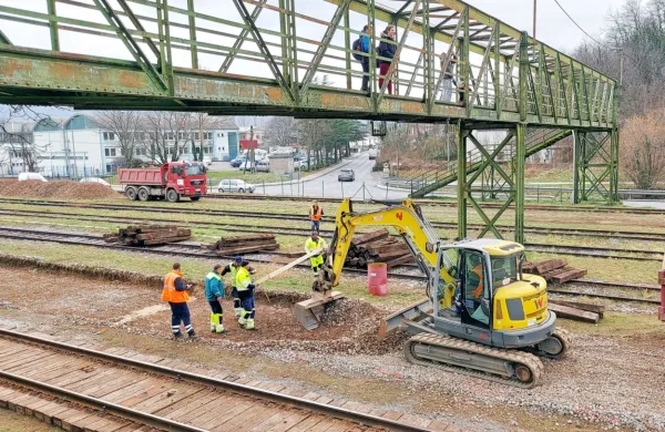 Zaradi vzdrževalnih    del bo občasno potrebna dnevna zapora 
proge oziroma prekinitev prometa vlakov.