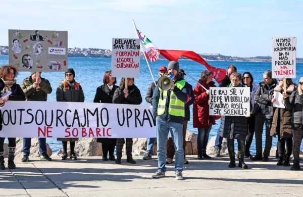 Sobarice iz Hotelov Bernardin, ki so jih prenesli na zunanjega izvajalca, so na 
nedavnem protestu  očitale vladi in ministrom, da so jih pustili na cedilu. 