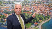 Milan Bogatič pred ogromno fotografijo Izole, ki krasi eno od sten v občinski upravi    