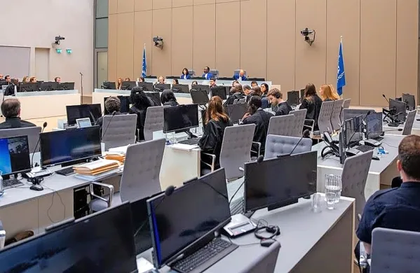 Moskva je v odzivu poudarila, da nalog Mednarodnega kazenskega 
sodišča za aretacijo Putina nima nikakršnega pomena in da je 
pravno neveljaven.