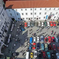 Takšen pogled na Titov trg je bil pred desetletji nekaj običajnega, 
danes pa se izriše le ob srečanjih starodobnikov.