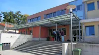 Sežanska osnovna šola je bila zgrajena za največ 27 oddelkov. 
Danes jih imajo na šoli 38.