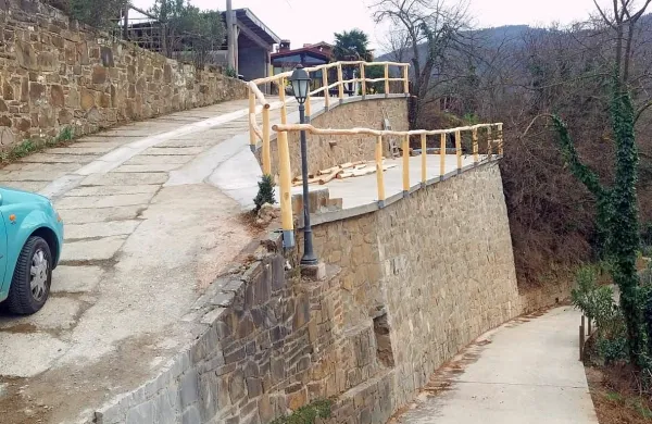 Na pobočju, kjer se je sprožil plaz,   so  zgradili armirano betonsko 
konstrukcijo in jo obložili s kamnom.  