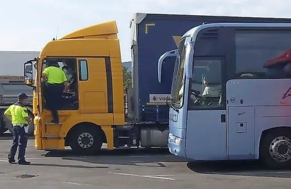 Policisti tudi za volanom tovornjakov in avtobusov včasih odkrijejo pijane voznike. 
