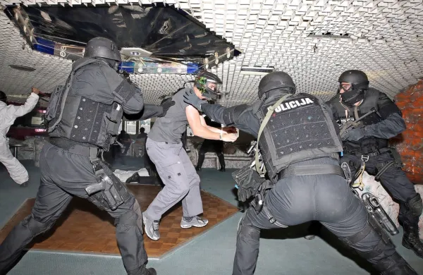 Policijski specialci rešujejo talce in onesposabljajo teroriste.