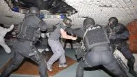 Policijski specialci rešujejo talce in onesposabljajo teroriste.