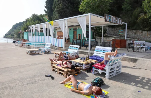 Klub svetnikov Vsi smo Ankaran in Gibanje Svoboda predlagata, da 
bi samo lokal na Študentu ostal v upravljanju mladine, vse ostale 
pa bi dali v tržni najem. 