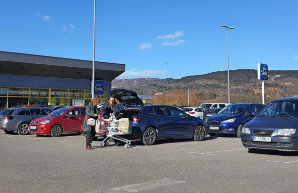 Parkirišče pred Eurospinom v Ilirski Bistrici je bilo tudi ta konec 
tedna polno vozil z reškimi registrskimi tablicami.