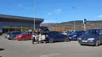 Parkirišče pred Eurospinom v Ilirski Bistrici je bilo tudi ta konec 
tedna polno vozil z reškimi registrskimi tablicami.
