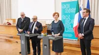Ministrica za kulturo Asta Vrečko in njen italijanski kolega Gennaro 
Sangiuliano (levo od nje) sta zagotovila vso podporo projektu 
Evropske prestolnice kulture GO! 2025.