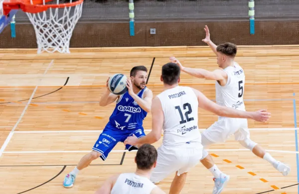 Jan Močnik (z žogo) in soigralci so v Novi Gorici izgubili s 
Celjem.