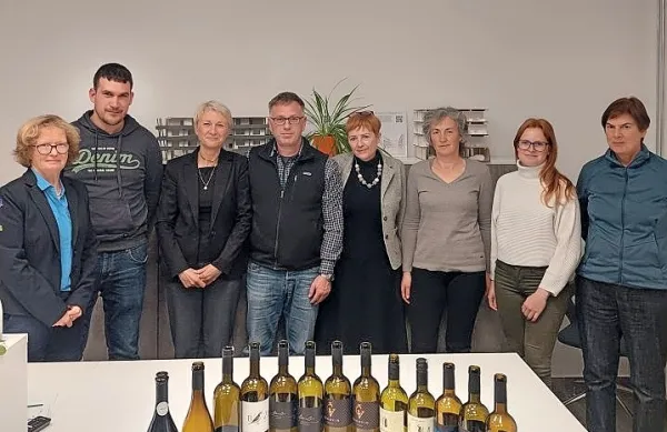 Komisija je med dobitnike listine odličnosti uvrstila 13 vin.