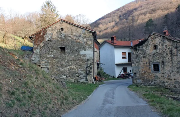 V vasi Otošče živi približno 20 ljudi. Večina je naklonjena  pobudi, da se vas priključi občini Vipava. 