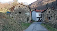 V vasi Otošče živi približno 20 ljudi. Večina je naklonjena  pobudi, da se vas priključi občini Vipava. 