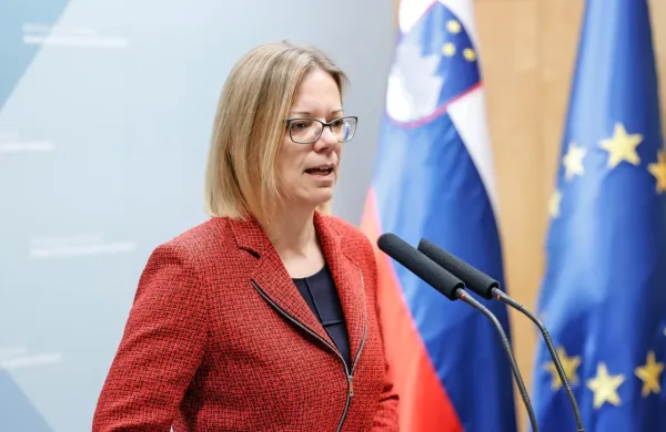 Ministrica za javno upravo Sanja Ajanović Hovnik