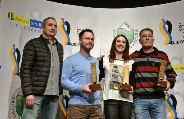Podeljevalec Adrijan Fegic, zlata nagrajenca Dejan Fabčič in 
Andreja Slokar ter v imenu rokometašice Maje Svetik njen oče 
Robert Svetik.